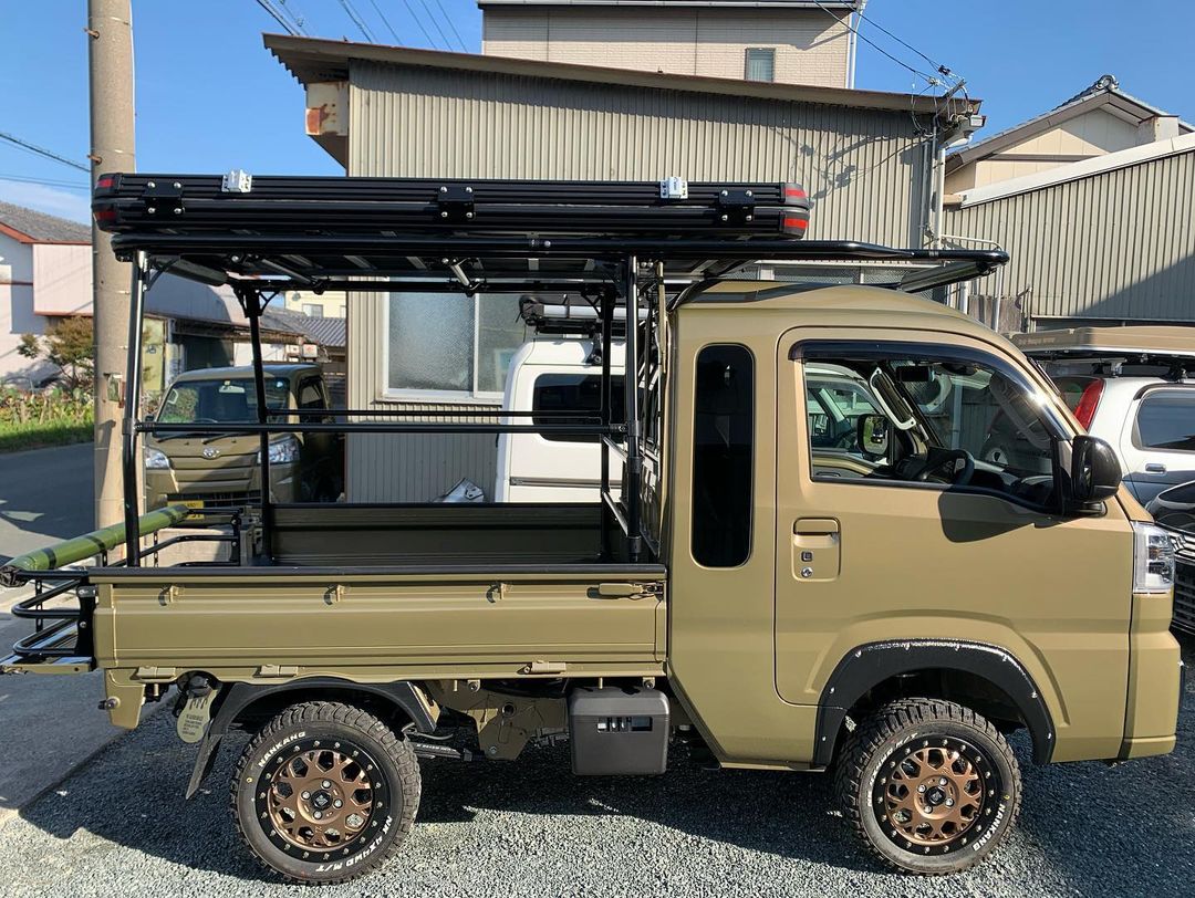 ルーフテント「EasyCamper（イージーキャンパー）」新型の超薄型ルーフテント「ロンバス」シリーズ。